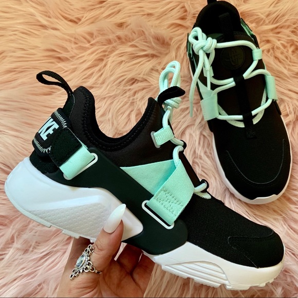 Nike Shoes - New Nike Women’s Air Huarache City Low